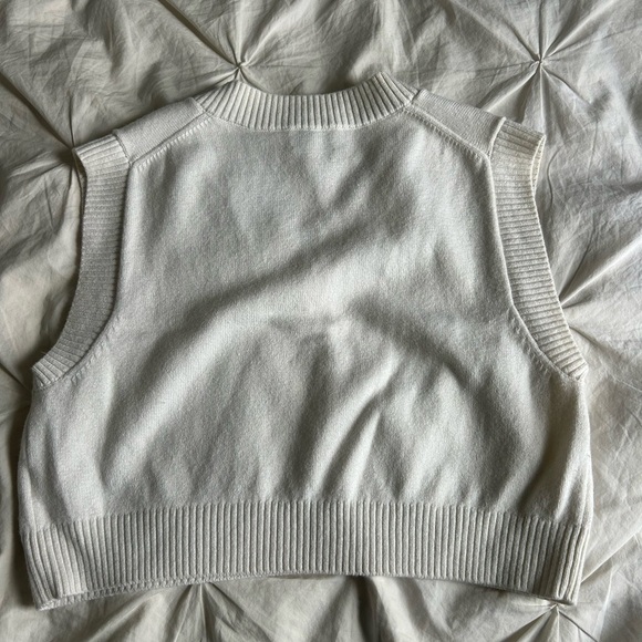 Sunday Aritzia Sleeveless White Sweater Vest Size Small - Picture 3 of 3